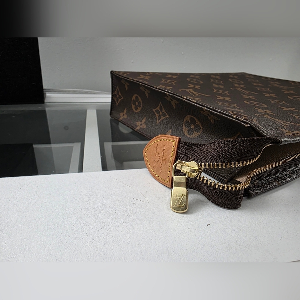 Louis Vuitton Monogram Toiletry 28 - Picture 3 of 10
